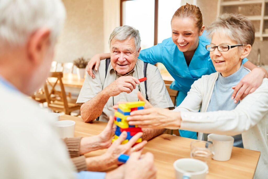 Pflegekraft und ältere Personen