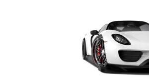 Weißes Sportauto ohne Markenzeichen, isoliert auf weißem Hintergrund: 3D-Illustration