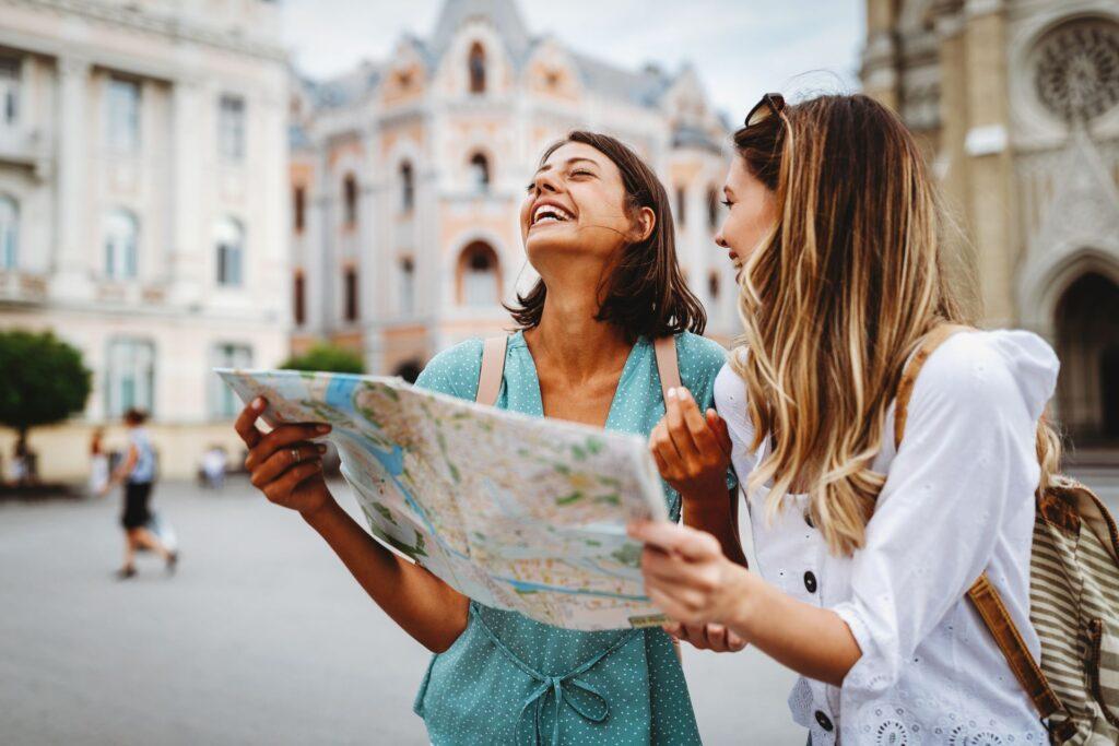 Zwei Frauen erkunden Stadt mit Karte